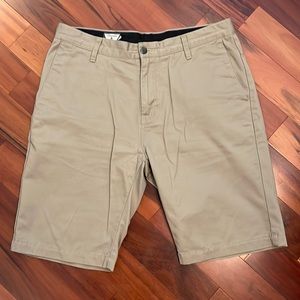 Men’s Volcom Khaki shorts